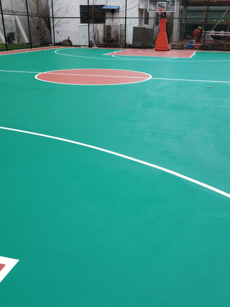 什玲镇 球场长期使用易出现地面开裂